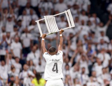Alaba se despide del Madrid levantando la mítica silla de la remontada ante el PSG