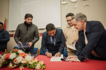 El autor firmó varios ejemplares 