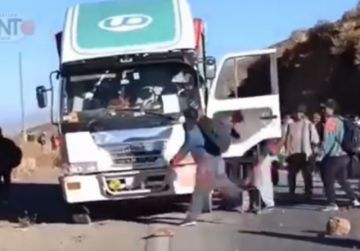 VIDEO | Atacan vehículo con alimentos en bloqueo de la ruta Potosí–Tarija