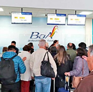 El retraso en los vuelos agudiza los problemas de los pasajeros que buscan trasladar alimentos y medicamentos