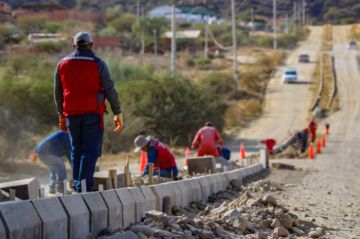 Alcaldía coloca las jardineras en barrio Nuevo Amanecer