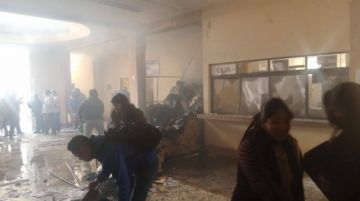 VIDEO| Violento ataque en El Alto: toman una subalcaldía, agreden a funcionarios y la incendian