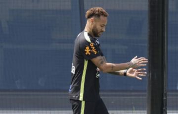 Neymar vuelve a entrenar y anima a la selección brasileña