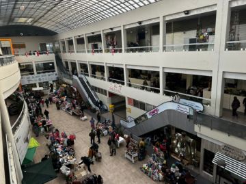 Adulto mayor cae en escaleras mecánicas del Mercado Central y responsables evitan dar explicaciones