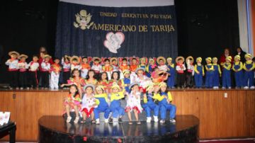 Los niños de primera sección en el Kínder Americano