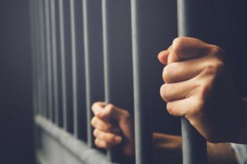Denunció a su tío por golpearla en el rostro