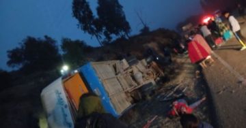 Dos fallecidos y al menos 20 heridos deja vuelco de bus en Tarabuco