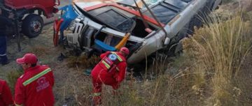 Vuelco de un bus deja dos fallecidos y más de 20 heridos