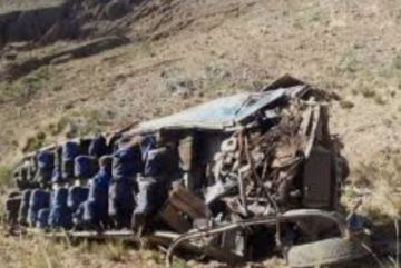 Bomberos: Nueve fallecidos por la caída de un minibús a un barranco y cuatro son menores de edad
