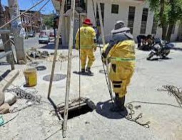 Tras ignorar las notificaciones, Alcaldía taponea conexiones clandestinas de aguas servidas