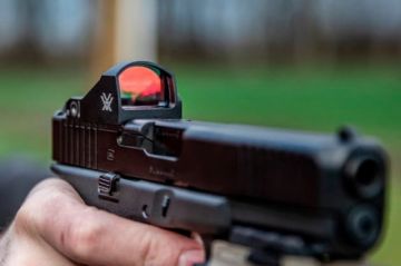 Caen tres mujeres en posesión de un arma de aire comprimido y ropa militar