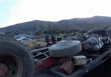 Camión cargado con papas se embarranca con 9 miembros de una familia 