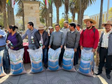 Afectados por las heladas y sequías recibieron insumos de la Alcaldía 