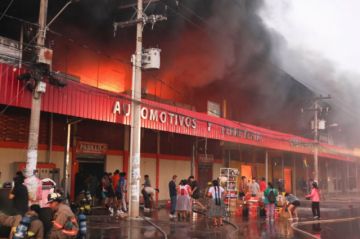 Voraz incendio moviliza a bomberos en la Feria Barrio Lindo de Santa Cruz