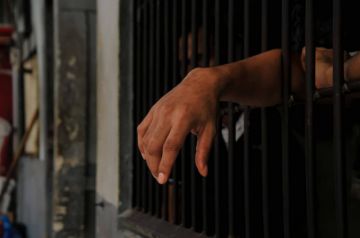 Le dan 20 años por golpear y botar en la vía a su amiga