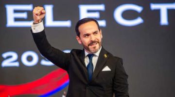 De la Espriella se juramenta como presidente de Colombia