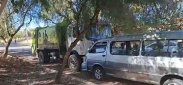 Miniván sin conductor rueda cuesta abajo y choca contra camión de EMAT en Miraflores