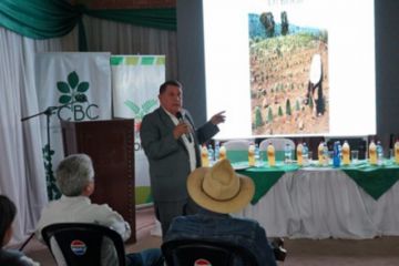 Ivar Reyes, expone las potencialidades de la tuna en climas secos como el Chaco.