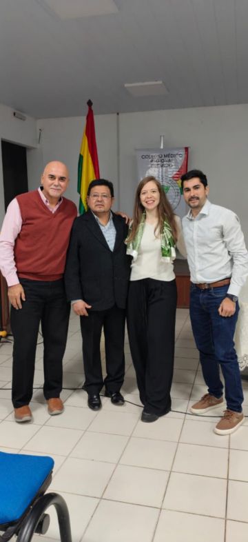 Profesionales argentinos junto al presidente del Colegio Médico de Bermejo 