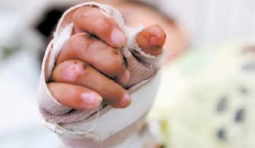 Madre embarazada fue aprehendida tras quemar a su hija de nueve años con agua caliente