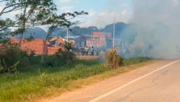 Policía interviene el bloqueo en la carretera Trinidad-Santa Cruz