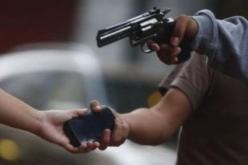 Lo citaron para comprar dos iPhone y terminó encañonado; sus videos ayudaron a identificar a los sospechosos