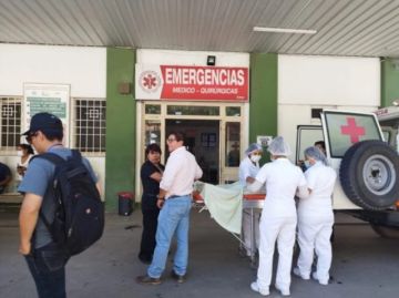Pelea entre vendedoras de boletos termina con una mujer hospitalizada tras caer contra una flota en movimiento