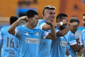 Aurora golea y revive sus  aspiraciones en el torneo local