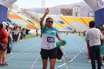 Camargo y Ninavia ganan carrera pedestre en Cochabamba