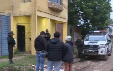 Asesinan a un hombre en plena vía pública, el cuerpo tiene al menos tres impactos de bala