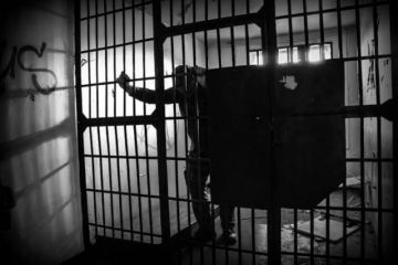 Le dan 30 años por violar a su hija de siete años