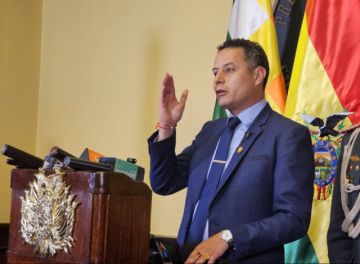 Edmand Lara retorna al país y pide respetar la Constitución ante ausencia de Paz