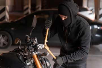 Dejó su moto afuera de su casa por la noche y se la robaron