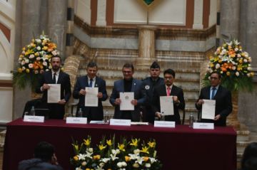 Paz promulga ley que devuelve al Gobierno central el pago de prediarios y bono de vacunación