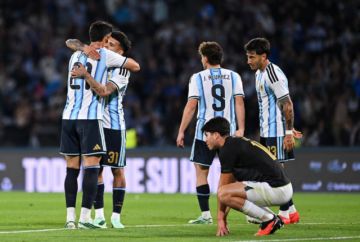 Bolivia vuelve a tropezar con sus errores y cae 4 a 0 ante Argentina