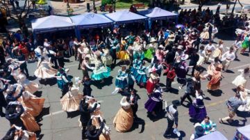Sucre llena su plaza de  cueca y ritmos bolivianos
