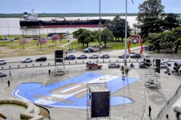 Rosario despide a Messi con una camiseta gigante frente al Monumento a la Bandera