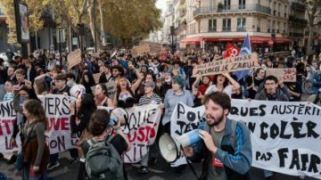 Fuertes protestas de estudiantes arrasan Francia