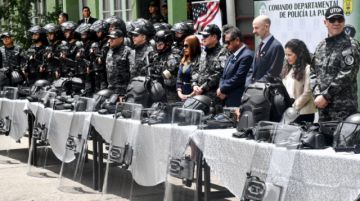 EEUU dona gases lacrimógenos y equipos de control de multitudes a la Policía Boliviana 