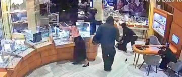 Dictan arresto domiciliario para la mujer acusada de complicidad en atraco a joyería