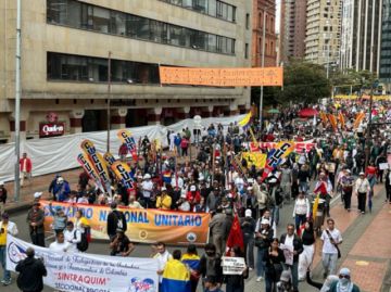 Colombianos marchan contra Abelardo De la Espriella