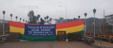 Bagalleros bloquean el puente internacional de Yacuiba por restricciones argentinas