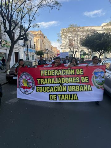 Magisterio marcha contra la descentralización de institutos