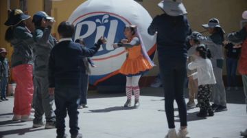 Niños disfrutaron de música, baile y concursos durante la entrega de leche de PIL Bolivia