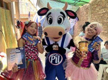 La entrega de leche estuvo acompañada de juegos y actividades para los pequeños