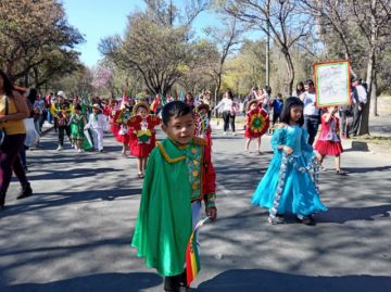 Niños de kínder de Tarija desfilaron por el Día de la Bandera Boliviana (Fotos)