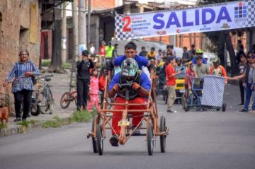  Imágenes de la 2da carrera de cochecitos sin motor organizada por Infocal en Tarija