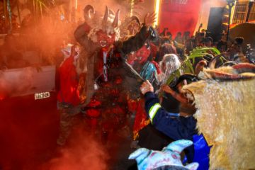 Así se vivió la tradicional soltada del diablo en Tarija (Fotos)