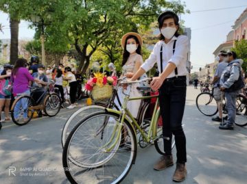 Bicicletas y outfits "vintage" deslumbraron en Tarija