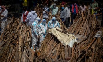 Las desgarradoras imágenes del impacto del covid-19 en la India